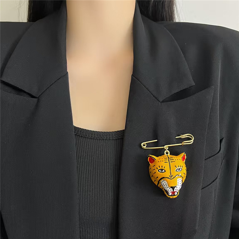 Elegant Enamel Tiger Brooch Pi - Women'S Accessories For Formal Wear recension och pris