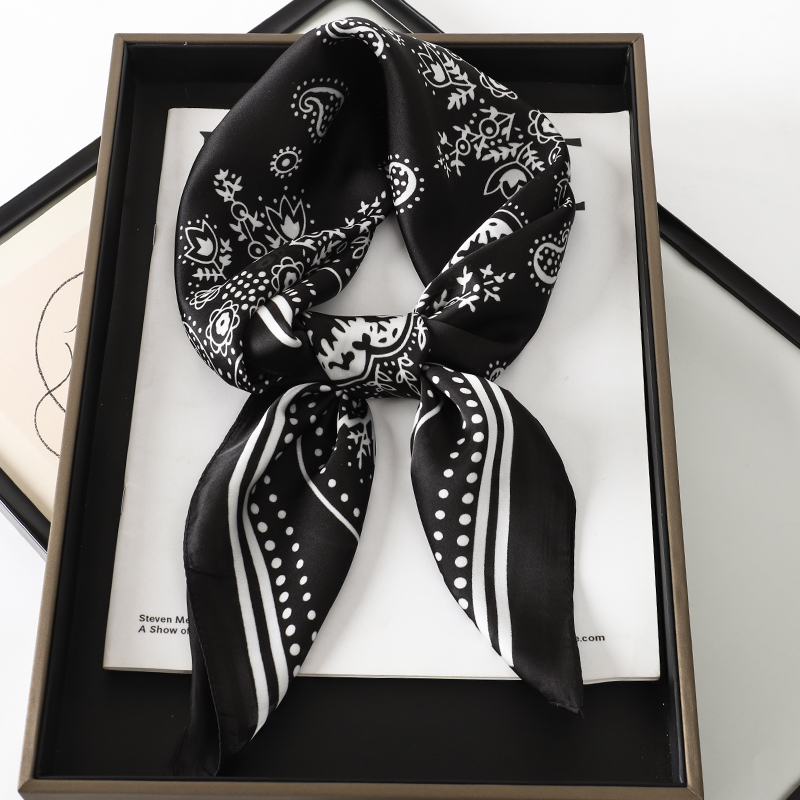 Luxury Brand Silk Square Paisl - Women Accessories Brands recension och pris